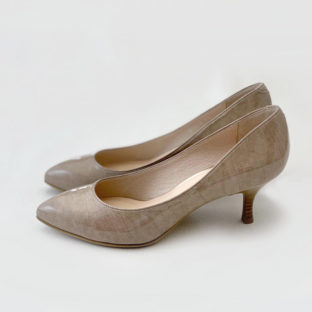 [ご予約受付中] 60mmヒール　晴雨兼用ラウンドトウ パンプス　ベージュエナメル