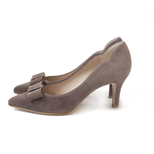 [スリムパンプス ]細幅Cワイズ、リボン付きフラワーカットパンプス　